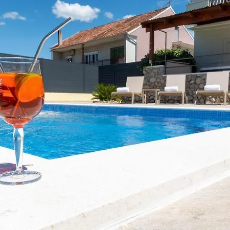 Neda With Heated Pool And Jacuzzi