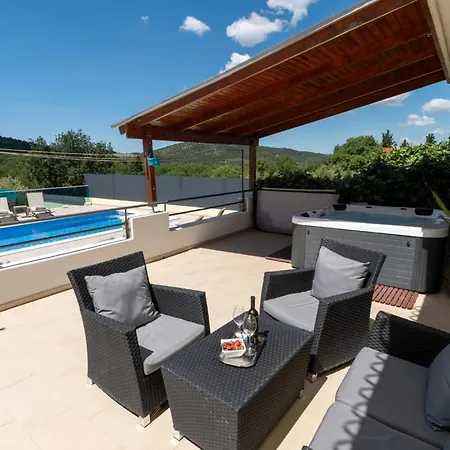 Neda With Heated Pool And Jacuzzi