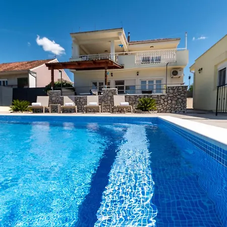 Appartamento Neda With Heated Pool And Jacuzzi