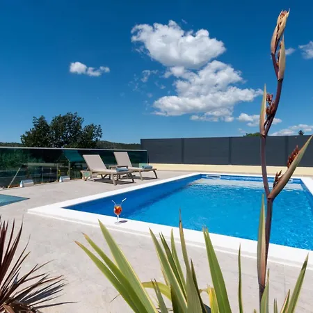 Neda With Heated Pool And Jacuzzi Appartamento *