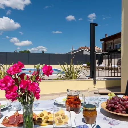 Neda With Heated Pool And Jacuzzi Appartamento *