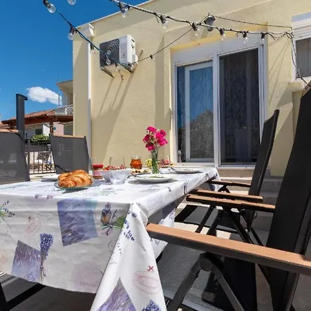 Neda With Heated Pool And Jacuzzi Appartamento