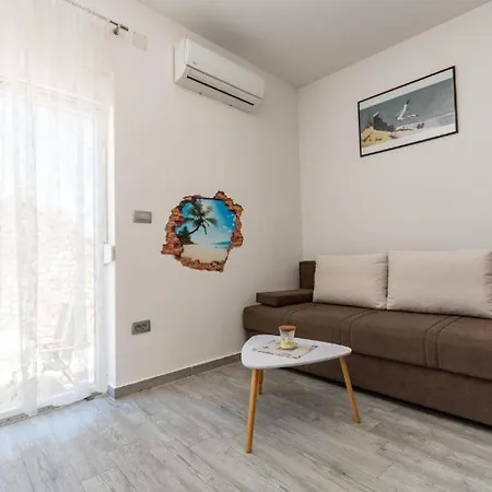 Neda With Heated Pool And Jacuzzi Appartamento *