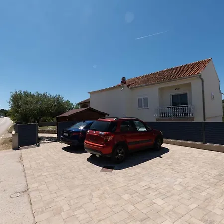 Neda With Heated Pool And Jacuzzi Appartamento *